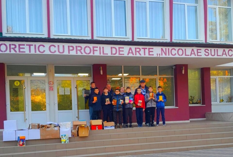 Peste 1.000 de cărți au ajuns la elevii unui liceu din Chișinău, trimise de copiii și cadrele didactice de la Școala „Bogdan Vodă” Rădăuți Peste 1.000 de cărți au ajuns la elevii unui liceu din Chișinău, trimise de copiii și cadrele didactice de la Școala „Bogdan Vodă” Rădăuți