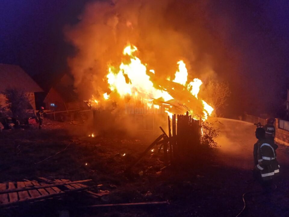 Flăcări uriașe au mistuit în totalitate o casă din Voitinel