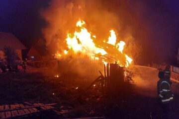 Flăcări uriașe au mistuit în totalitate o casă din Voitinel