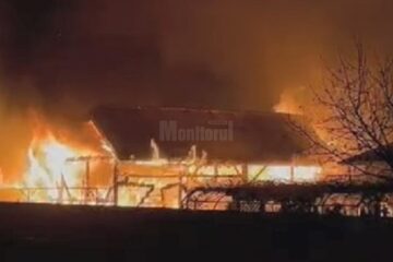 Intervenție cu șapte autospeciale cu apă la un incendiu extins și la o casă de dimensiuni mari