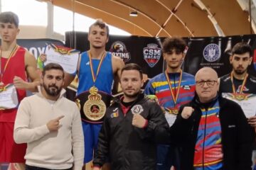 Antrenorul Vasile Nistor l-a insotit pe Claudiu Dinu la podiumul de premiere. Foto Alex Savescu