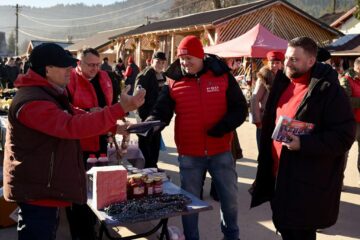 Candidații PSD au discutat „angajamentul pentru dezvoltare” al partidului cu comercianții și cumpărătorii din piața din Moldovița