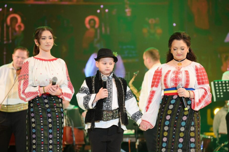 Spectacolul ,,Acasă-i România”, susținut de artista Laura Olteanu și invitații ei, la Bacău jpg (4).jpg