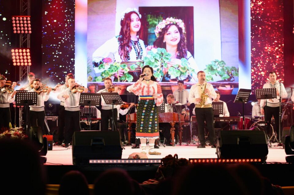 Spectacolul ,,Acasă-i România”, susținut de artista Laura Olteanu și invitații ei, la Bacău