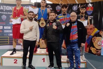 Antrenorul Vasile Nistor l-a însoțit pe Claudiu Dinu la podiumul de premiere. Foto: Alex Savescu