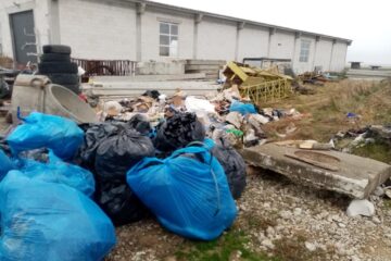 Societate amendată pentru că a împânzit o pășune cu deșeuri