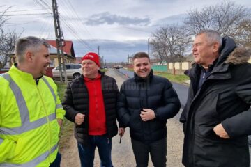 Președintele CJ Suceava, Gheorghe Șoldan, a fost prezent la începerea asfaltării drumului județean din comuna Hănțești