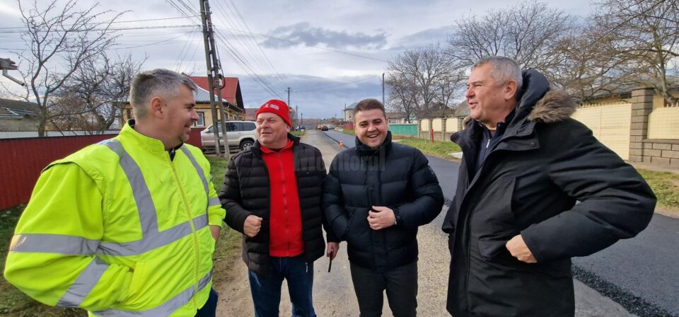 Președintele CJ Suceava, Gheorghe Șoldan, a fost prezent la începerea asfaltării drumului județean din comuna Hănțești Președintele CJ Suceava, Gheorghe Șoldan, a fost prezent la începerea asfaltării drumului județean din comuna Hănțești