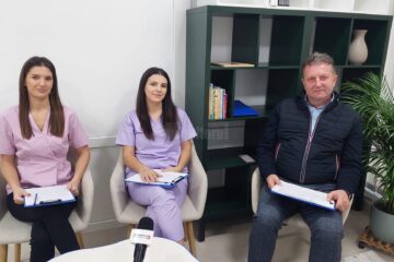 Kinetoterapeut Roxana Croitor, asistent social Eudochia Pitu, ing. Cristi Costiuc, presedintele Asociatiei Teona Ariana