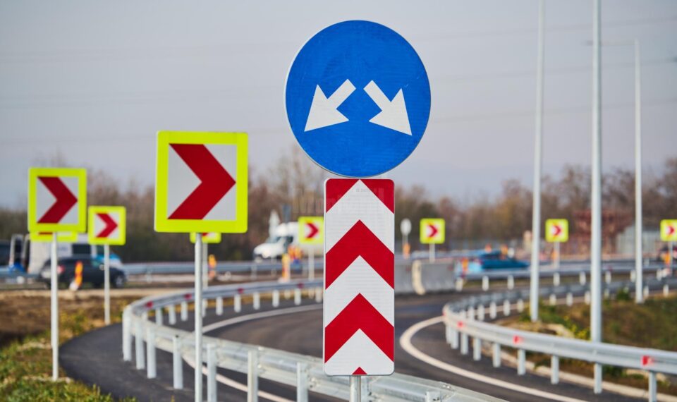 Execuția marcajelor rutiere și producția și montajul indicatoarelor rutiere pe A7 este realizată de Loial IMpex Suceava