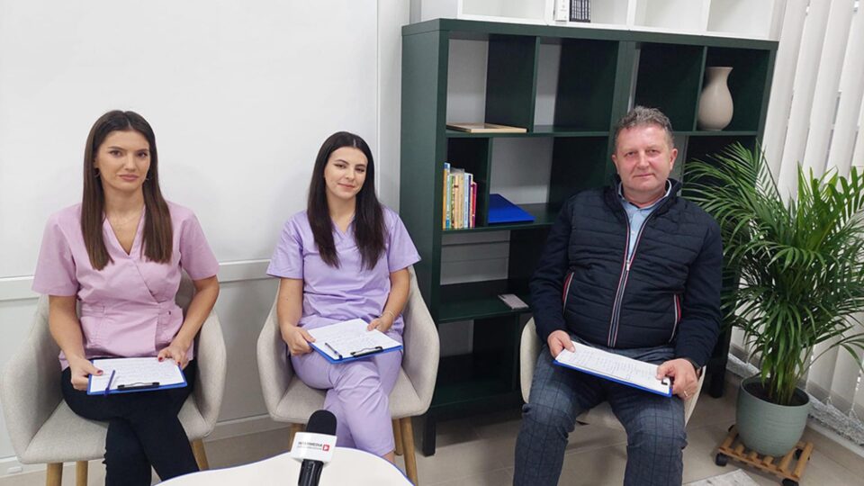 Kinetoterapeut Roxana Croitor, asistent social Eudochia Pîțu, ing. Cristea Costiuc, președintele Asociației Teona Ariana