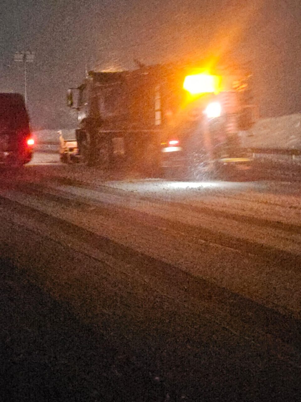 Copaci căzuți pe mai multe drumuri naționale din cauza greutății zăpezii. Circulația rutieră se desfășoară fără blocaje, în condiții de iarnă
