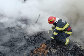 Doi copii au ars de vii în casa mistuită de flăcări