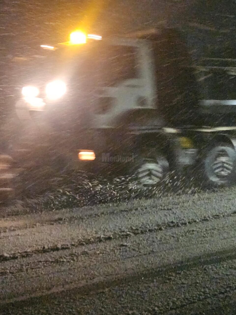 Copaci căzuți pe mai multe drumuri naționale din cauza greutății zăpezii. Circulația rutieră se desfășoară fără blocaje, în condiții de iarnă
