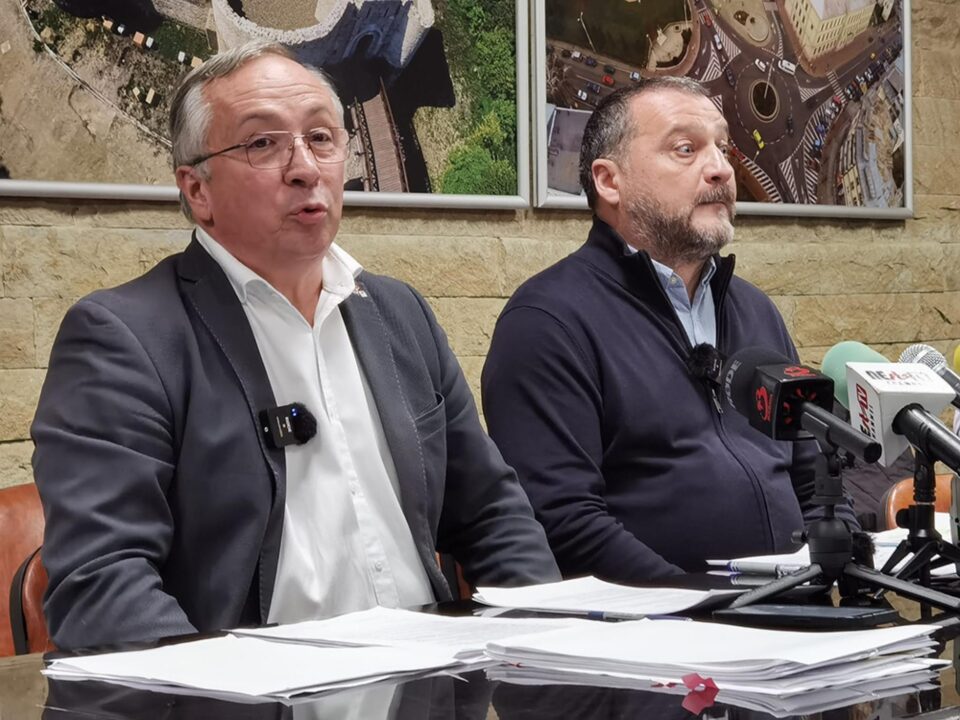 Viceprimarul Dan Ioan Cușnir despre problemele de la coborâre pe la Grupul Școlar: „S-a spus că șoferii merg prea tare sau că nu au cauciucuri de iarnă ...” Viceprimarul Dan Ioan Cușnir despre problemele de la coborâre pe la Grupul Școlar: „S-a spus că șoferii merg prea tare sau că nu au cauciucuri de iarnă ...”
