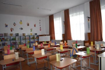 Peste 300 de elevi și preșcolari de la Ostra au stat joi acasă din cauza unei avarii la rețeaua electrică