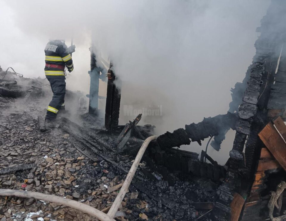 Doi copii au ars de vii în casa mistuită de flăcări