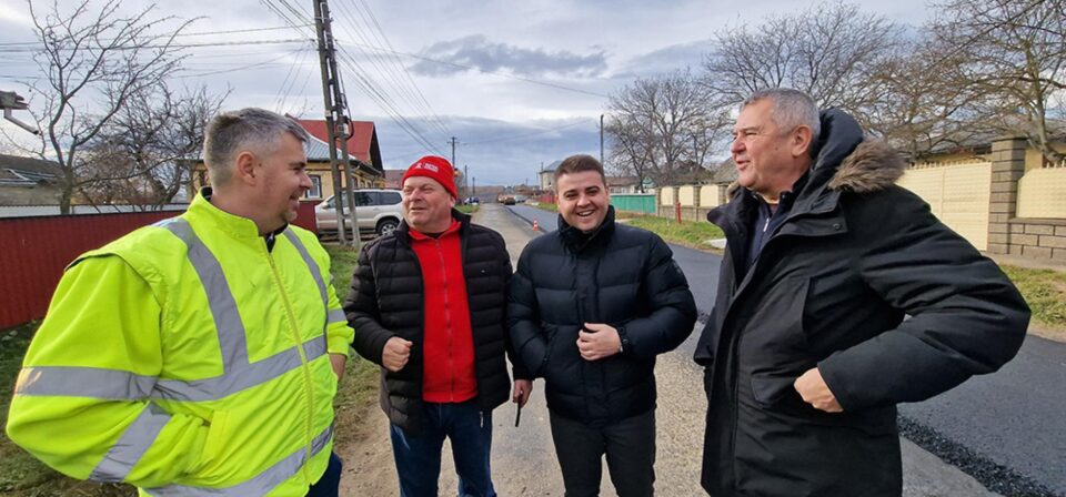 Președintele CJ Suceava, Gheorghe Șoldan, a fost prezent la începerea asfaltării drumului județean din comuna Hănțești Președintele CJ Suceava, Gheorghe Șoldan, a fost prezent la începerea asfaltării drumului județean din comuna Hănțești