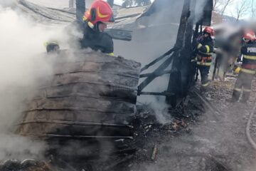 Doi copilași au ars de vii în propria casă