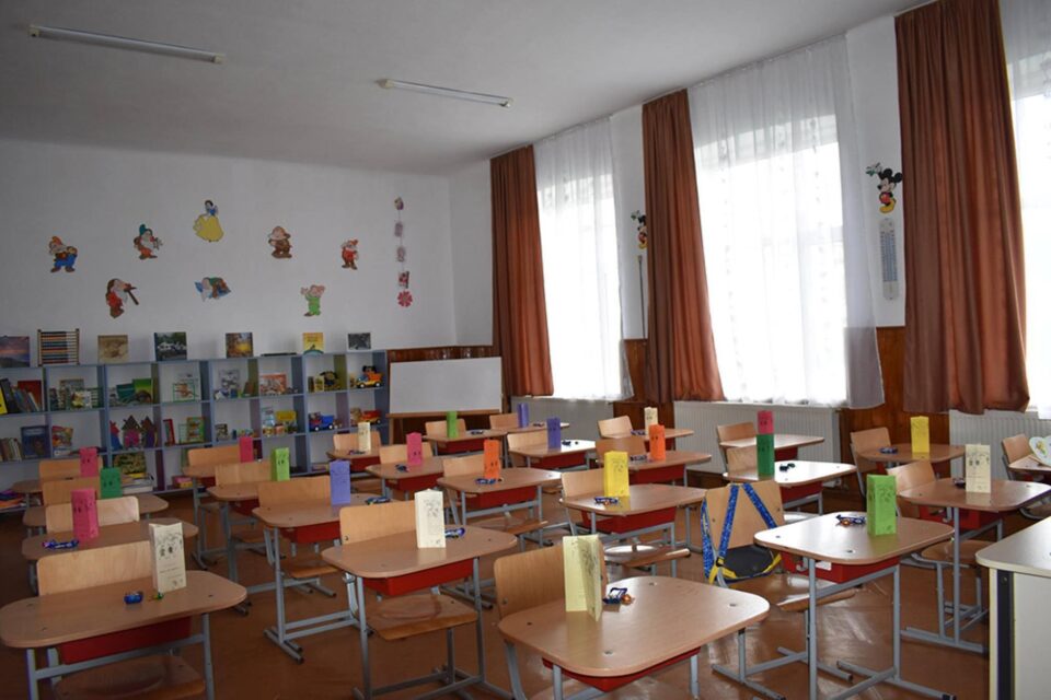 Peste 300 de elevi și preșcolari de la Ostra au stat joi acasă din cauza unei avarii la rețeaua electrică