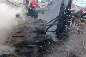 Doi copilași au ars de vii în propria casă