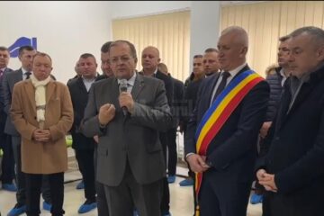 Gheorghe Flutur l-a felicitat pe primarul Vasile Iliuț pentru deschiderea centrului medico - social din orașul Vicovu de Sus