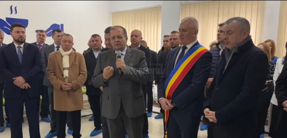 Gheorghe Flutur l-a felicitat pe primarul Vasile Iliuț pentru deschiderea centrului medico - social din orașul Vicovu de Sus Gheorghe Flutur l-a felicitat pe primarul Vasile Iliuț pentru deschiderea centrului medico - social din orașul Vicovu de Sus