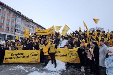 Membri și simpatizanți AUR, în marș de susținere a lui George Simion, pe străzile Sucevei