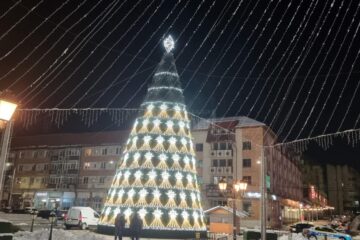 Lumina în bradul de Crăciun din centrul Sucevei va fi aprinsă de doi cetățeni de onoare, de o persoană cu dizabilități, de o femeie însărcinată și de copii