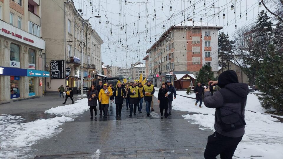 Membri și simpatizanți AUR, în marș de susținere a lui George Simion, pe străzile Sucevei