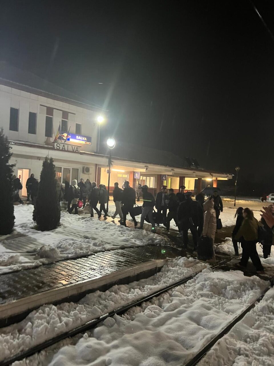 Transbordarea călătorilor din trenul Timișoara-Iași în autobuze, la Salva