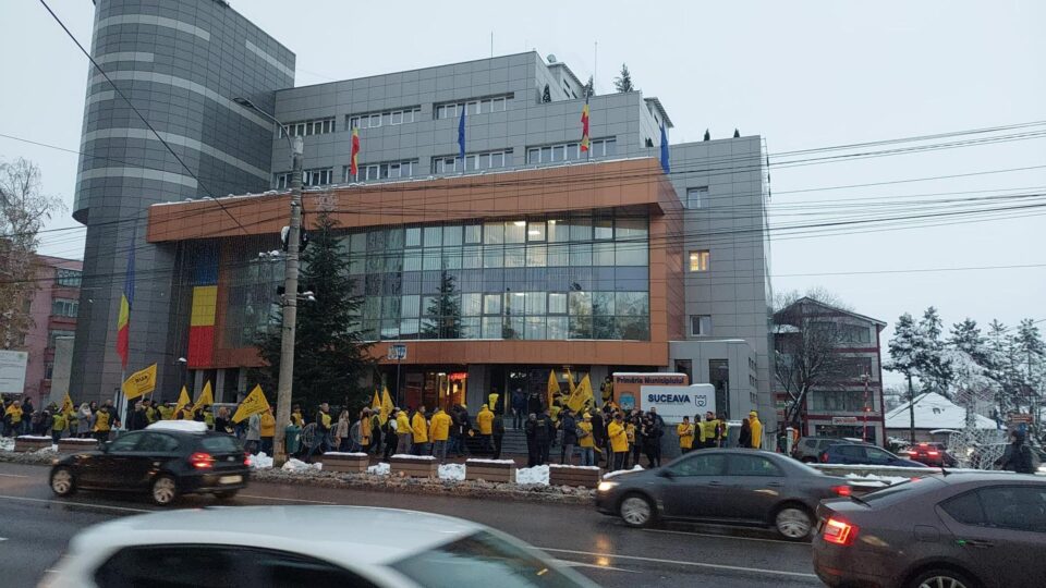 Membri și simpatizanți AUR, în marș de susținere a lui George Simion, pe străzile Sucevei