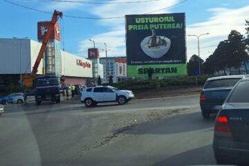 Reclama din sensul giratoriu de la intrarea dinspre Fălticeni, dată jos de Primăria Suceava