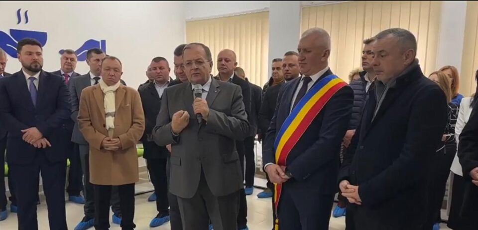 Gheorghe Flutur l-a felicitat pe primarul Vasile Iliuț pentru deschiderea centrului medico - social din orașul Vicovu de Sus Gheorghe Flutur l-a felicitat pe primarul Vasile Iliuț pentru deschiderea centrului medico - social din orașul Vicovu de Sus