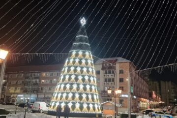 Lumina în bradul de Crăciun din centrul Sucevei va fi aprinsă de doi cetățeni de onoare, de o persoană cu dizabilități, de o femeie însărcinată și de copii