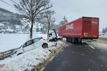 Un șofer de vehicul greu prea grăbit și un șofer de autoturism fără permis de conducere