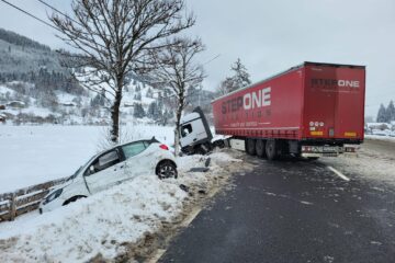 Prins fără permis după ce un șofer de vehicul greu a derapat și a intrat în el