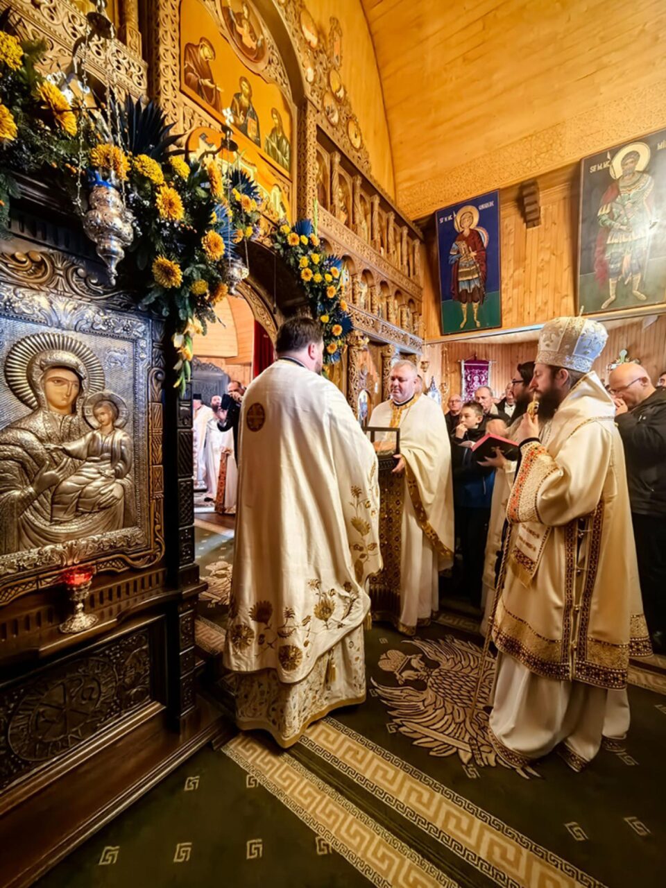 Binecuvântare arhierească și comuniune a sfinților la Biserica „Sfânta Ecaterina” din Sfântu Ilie, Suceava Binecuvântare arhierească și comuniune a sfinților la Biserica „Sfânta Ecaterina” din Sfântu Ilie, Suceava
