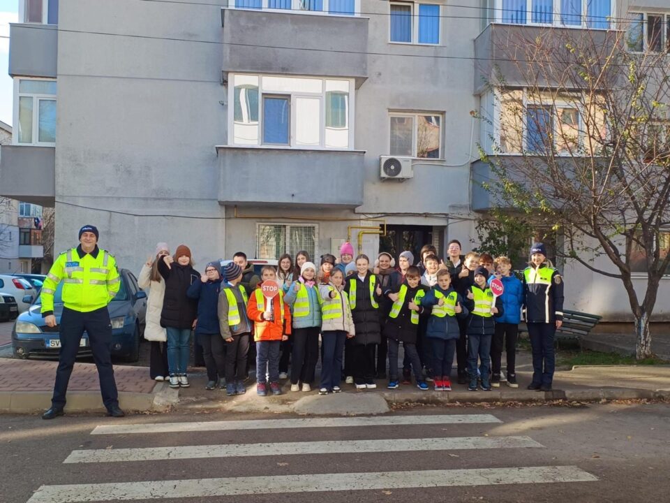 Elevi de la cea mai mare școală din Suceava, învățați de polițiști cum să traverseze strada în siguranță