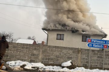O casă din Solca pe care proprietarii abia o terminaseră de renovat a ars aproape în totalitate