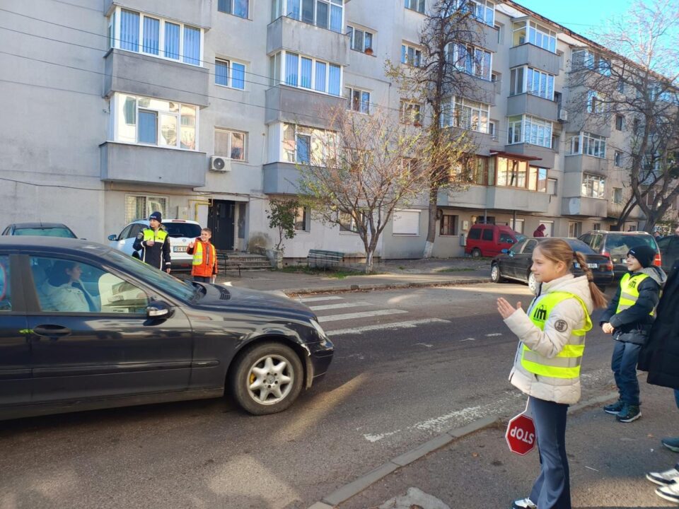 Elevi de la cea mai mare școală din Suceava, învățați de polițiști cum să traverseze strada în siguranță
