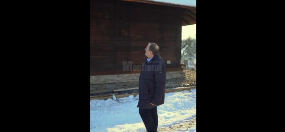 Președintele PNL Suceava, Gheorghe Flutur, a mers la biserica de lemn din Botoșana pentru a se reculege și a înțelege ”aceste vremuri ciudate”