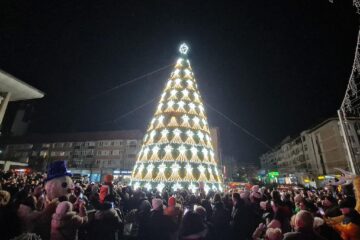 Luminile de sărbătoare din centrul Sucevei au fost aprinse de campionii olimpici Marius și Ionela Cozmiuc