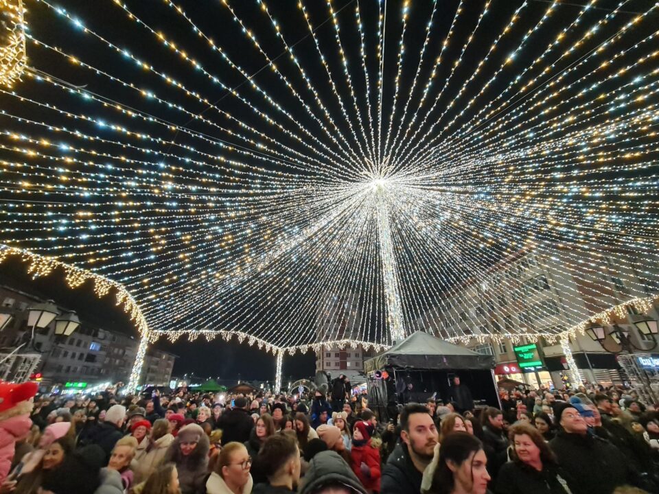 Luminile de sărbătoare din centrul Sucevei au fost aprinse de campionii olimpici Marius și Ionela Cozmiuc