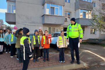 Elevi de la cea mai mare școală din Suceava, învățați de polițiști cum să traverseze strada în siguranță