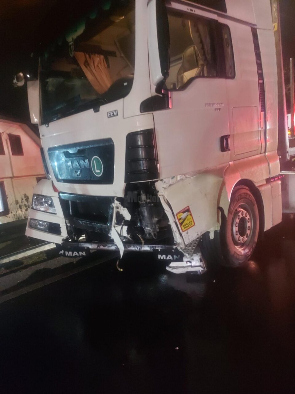 Bărbat descarcerat din mașina pe care o conducea, după coliziunea cu un tir