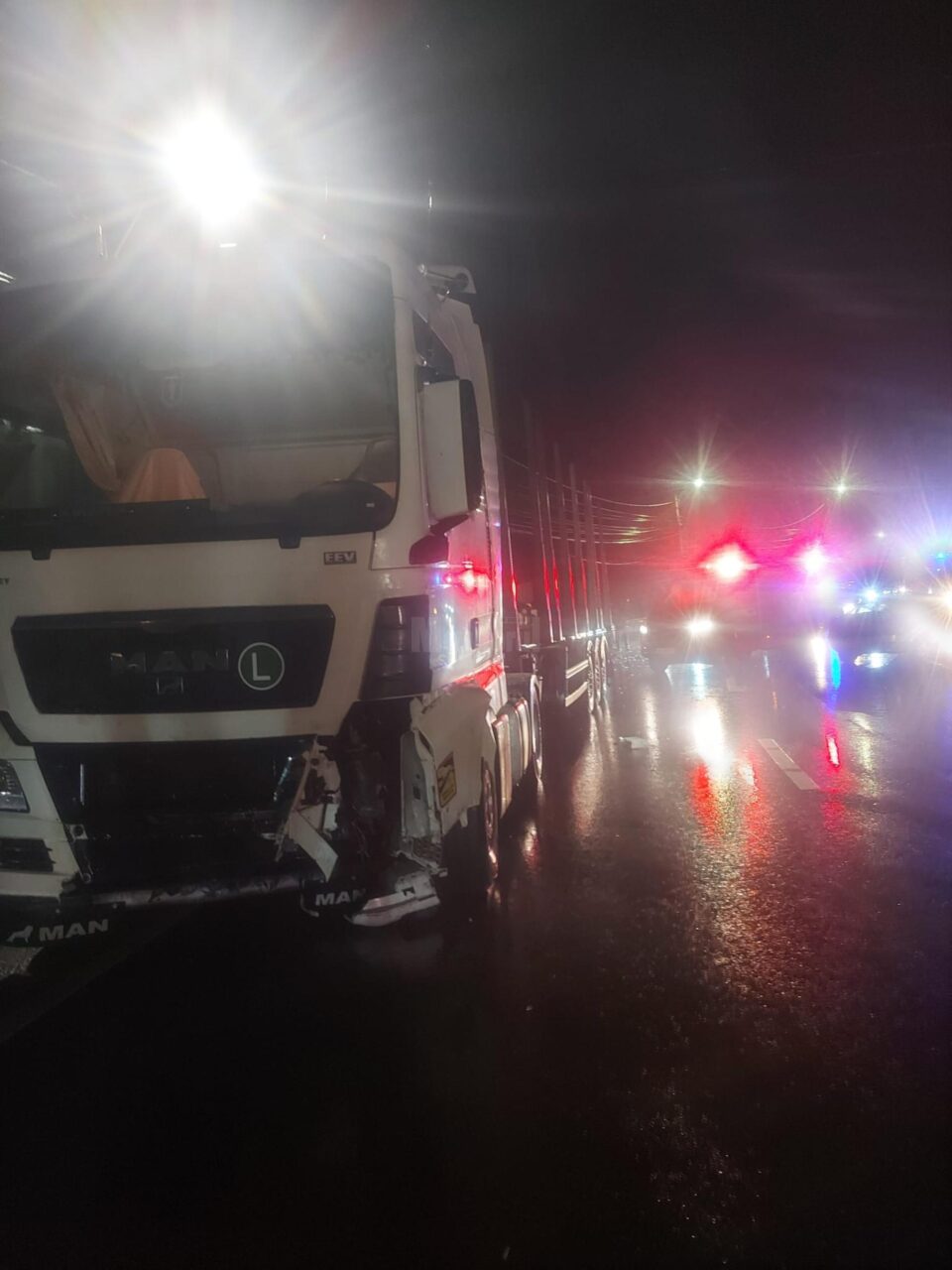 Bărbat descarcerat din mașina pe care o conducea, după coliziunea cu un tir