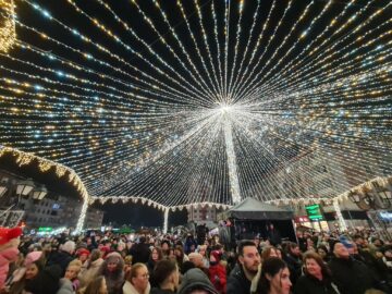 Luminile de sărbătoare din centrul Sucevei, aprinse de campionii olimpici Marius și Ionela Cozmiuc