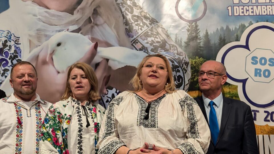 Diana Șoșoacă alături de candidații S.O.S. Suceava pentru parlamentare, Alexandru Băișanu și Rodica Cușnir Diana Șoșoacă alături de candidații S.O.S. Suceava pentru parlamentare, Alexandru Băișanu și Rodica Cușnir