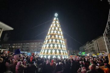 Luminile de sărbătoare din centrul Sucevei au fost aprinse de campionii olimpici Marius și Ionela Cozmiuc